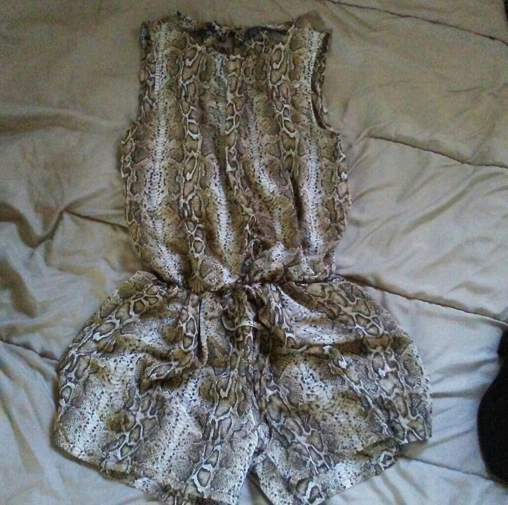 ✨✨Pythonidae Romper✨✨ - Picture 4 of 6